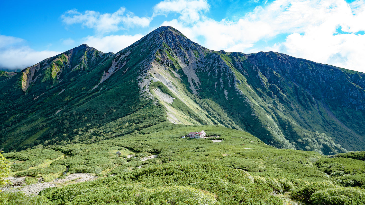 鷲羽岳と三俣山荘　奥に水晶岳