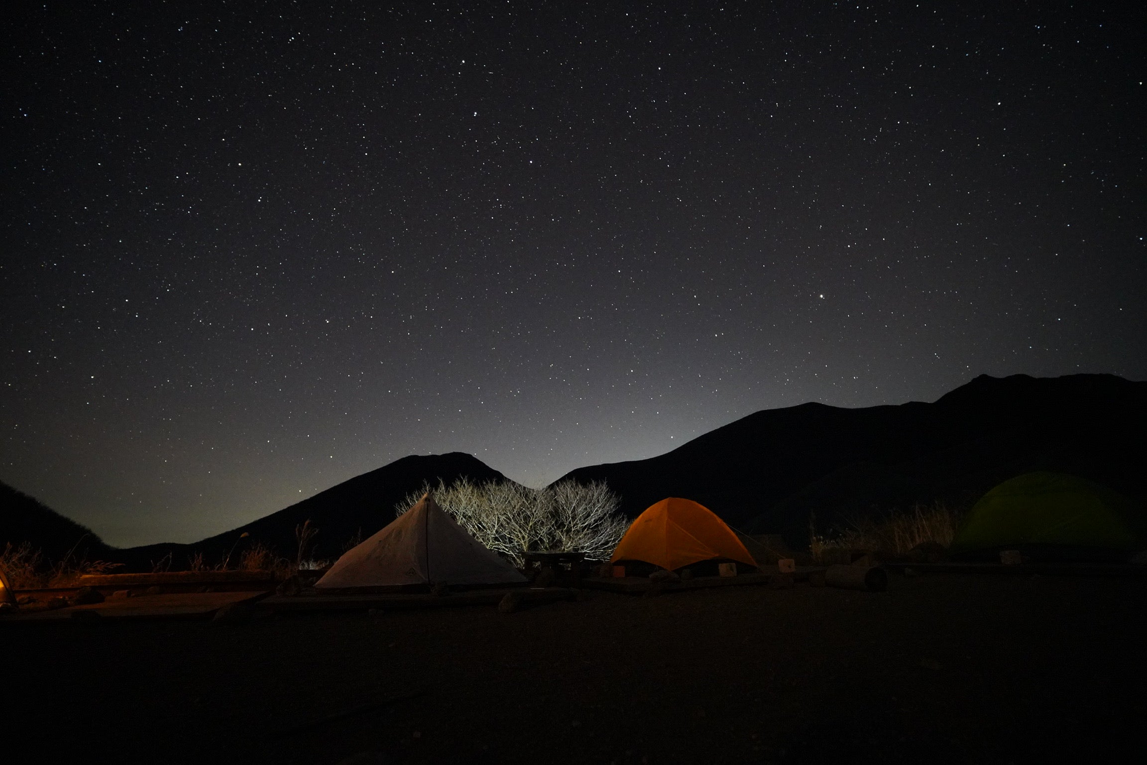 九重山　法華院温泉キャンプ場の星空とテント